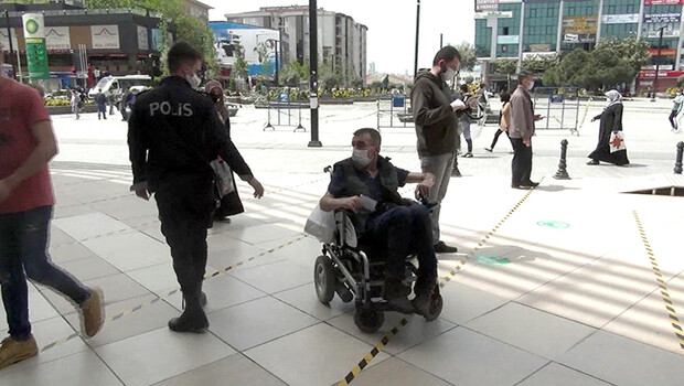 Esenyurt’ta ATM’den parasına çekemeyen engelliye polis yardım etti