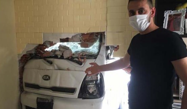 Freni patlayan kamyonet eve girdi