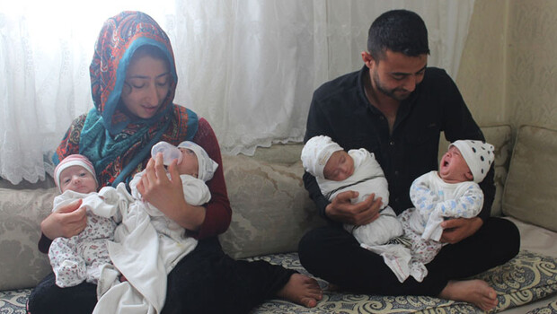 Genç çiftin “dördüz” bebek sevinci… ‘Bez ve mamaya yetişemiyoruz’