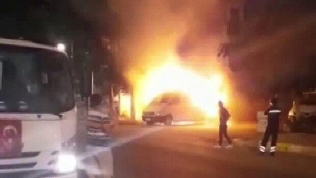 Hırsızlığa karşı aküsünü söktüğü minibüsü kundaklandı