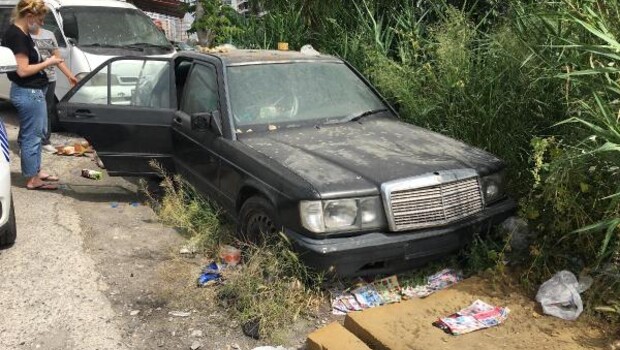 Hurda otomobilin içinde ölü bulundu
