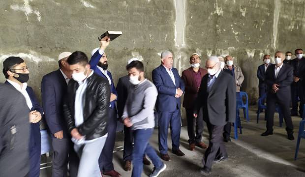 Husumetli aileler sosyal mesafe kuralına uyarak barıştı