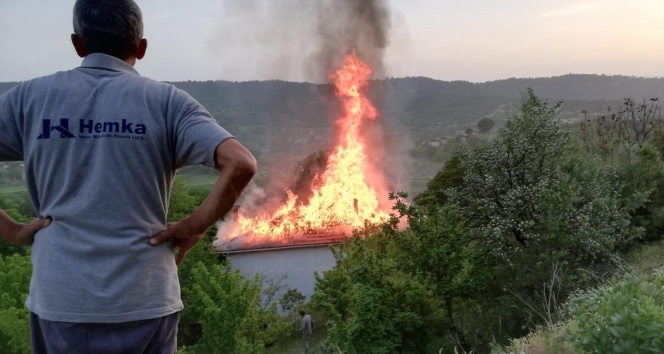 İftar vakti sıcak saatler…Gözleme yaparken evi yaktılar