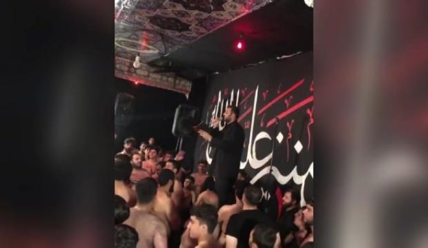 İran’da sosyal mesafenin hiçe sayıldığı anma töreni