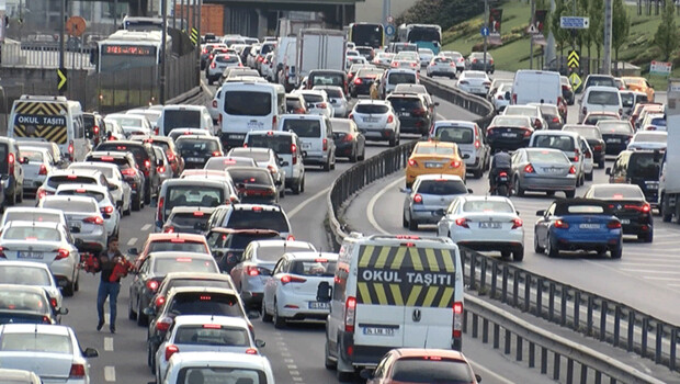 İstanbul’da bazı noktalarda trafik yoğunluğu oluştu
