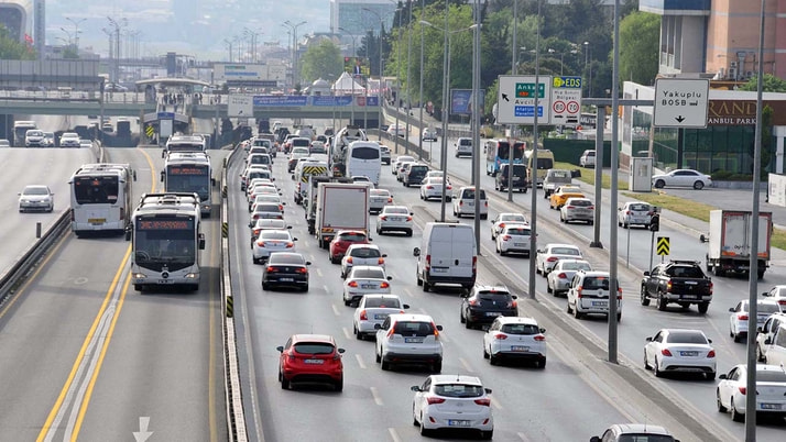 İstanbul’da kısıtlamanın sona ermesinin ardından Altuniza’de de trafik kilitlendi