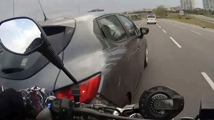 İstanbul’da motosikletlilerin ölümden döndüğü “makas” terörleri kamerada