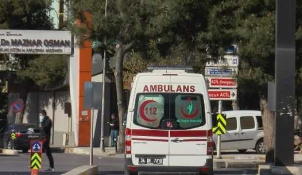 İstanbul’da otomobil durağa daldı: 1’i ağır 3 yaralı