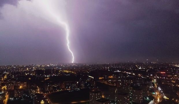 İstanbul’da şimşekler geceyi aydınlattı