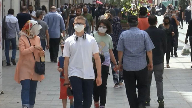 İstiklal Caddesi’nde dikkat çeken kalabalık!