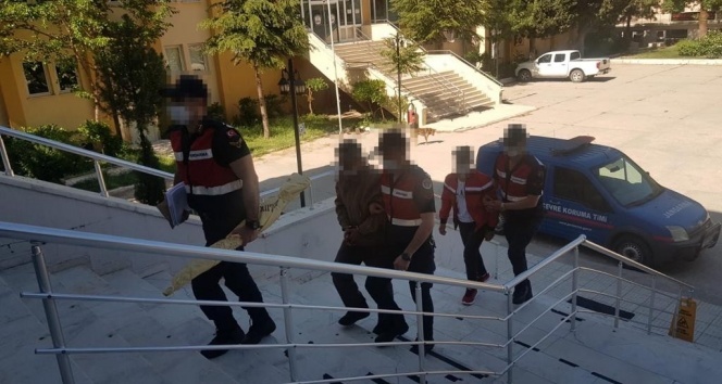 Jandarmaya silah doğrultup bıçak çektiler