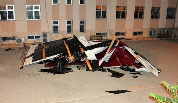Kahramanmaraş’ta fırtına! Çatılar uçtu, ağaçlar devrildi