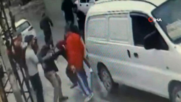 Kaldırım taşı ile saldırdılar! ‘Bizden haraç istediler…’