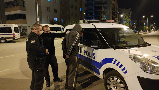 Kamyonet çalan hırsızlar polisten 20 dakika kaçabildi