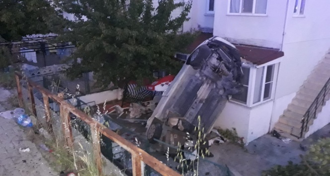 Kamyonetin çarptığı otomobil evin bahçesine uçtu: 2 ölü, 3 yaralı