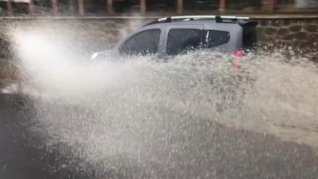 Kars’ta bir yanda yağmur bir yanda kar