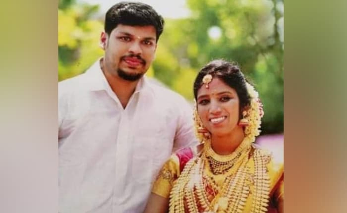 Yatak odasına kobra yılanı bırakarak eşini öldürdü