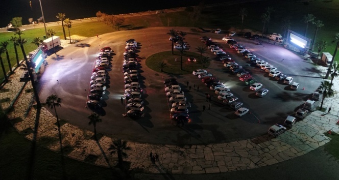 Korona günlerinde arabalı sinema keyfi