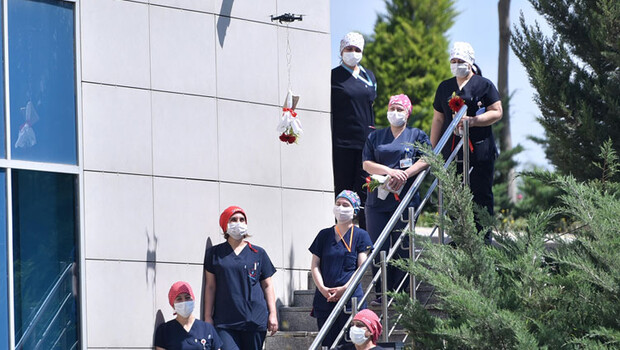 Koronavirüsle mücadele eden sağlık çalışanlarına drone ile Anneler Günü sürprizi