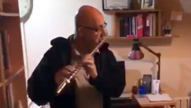 Koronavirüsü yenen doktor, meslektaşlarına flüt çalarak teşekkür etti