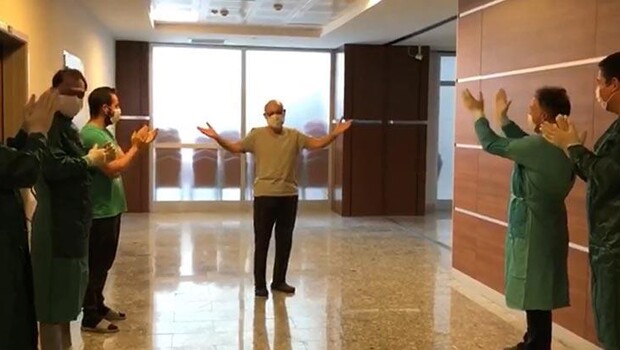 Kovid-19’u yenen doktoru mesai arkadaşları alkışlarla taburcu etti