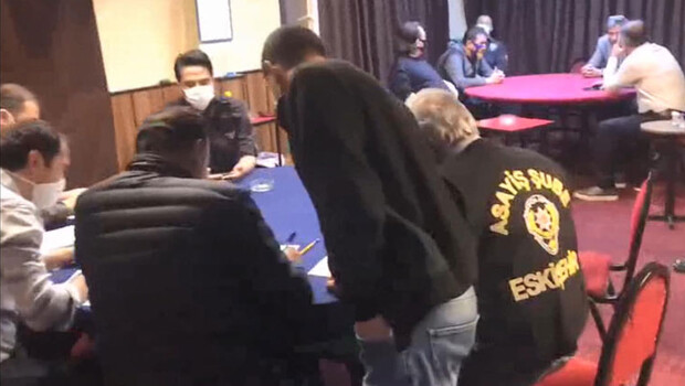 Kumar oynarken yakalanan 17 kişiye 53 bin lira ceza