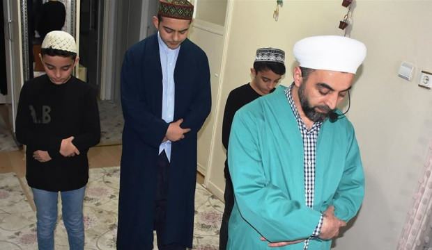 Kurduğu ses sistemiyle komşularına teravih kıldırıyor