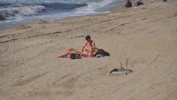 Kuşadası’nda yasağa rağmen denize girdiler