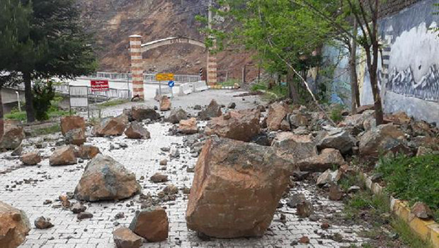 Maden’de köprü girişine kaya parçaları yuvarlandı