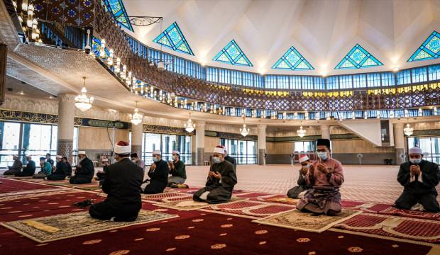 Malezya’nın bazı camilerinde 2 ay sonra ilk cuma!
