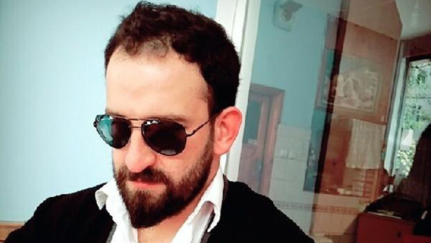 Merdivenle çıkmaya çalıştığı evin sahibi silahla öldürdü