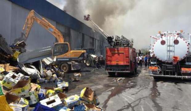 Mersin’de korkutan fabrika yangını