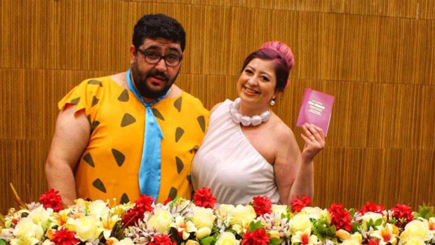 Nikahta ‘Taş Devri’ karakterlerinin kostümlerini giydiler