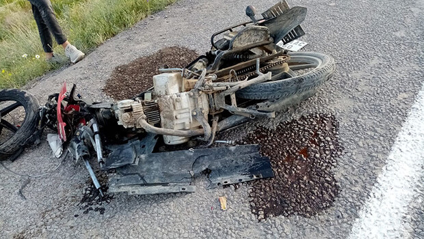 Otomobille motosiklet çarpıştı: 1’i ağır 2 yaralı