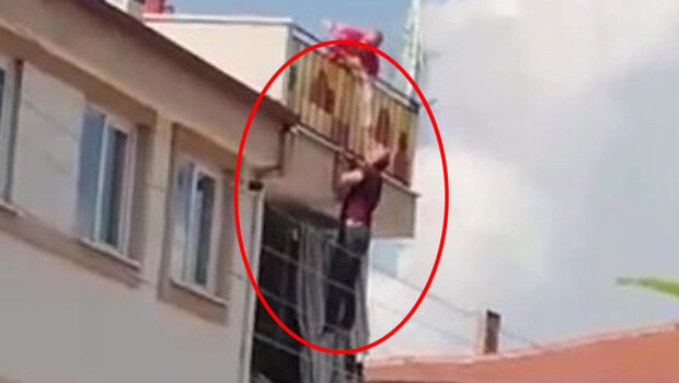 Panik anları! 10 metre yükseklikten böyle düştü