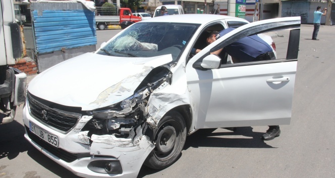 Polis aracına çarpan uyuşturucu tacirleri kaçamadı