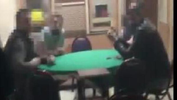 Polis kahvehanedekileri kepenklerden sızan ışıktan yakaladı