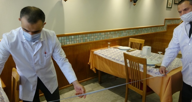 Restoranda metre ile sosyal mesafe ölçümü