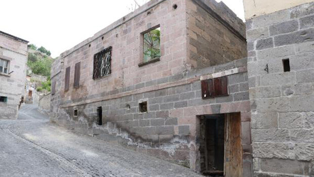 Restore edilen tarihi evin çatısı çöktü: 2 yaralı