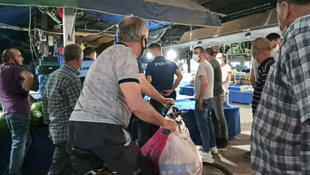 Sakarya’da karpuzu kestirip almayan müşterisini bıçakla kovaladı