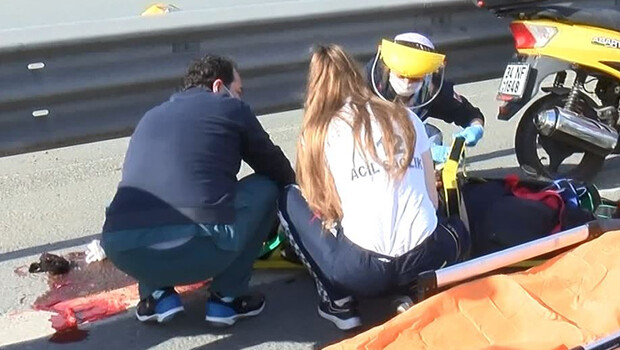 Sarıyer TEM’de kaza yapan motosikletliye yoldan geçen doktor müdahale etti