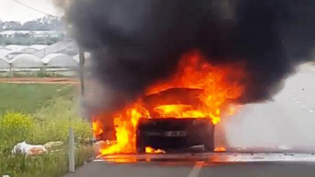 Seyir halindeki otomobil yandı