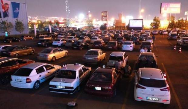 Sinemaseverler ‘Arabada sinema’ etkinliğinde buluştu