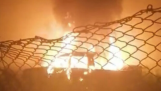 Sivas’ta park halindeki kamyonet yandı