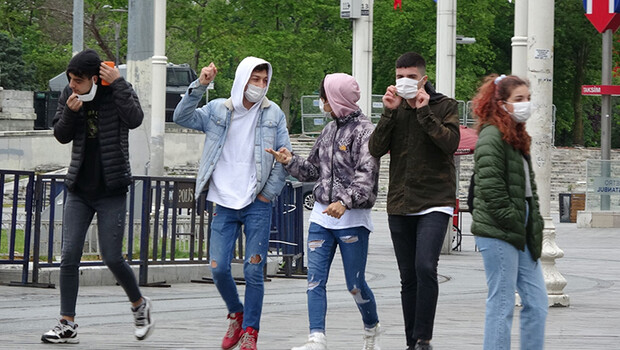 Sokağa çıkan gençler İstiklal Caddesi’nde dolaştı