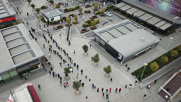 Sokağa çıkma yasağı bitti, bu sabah yine AVM’ye koştular! Uzun kuyruklar oluştu