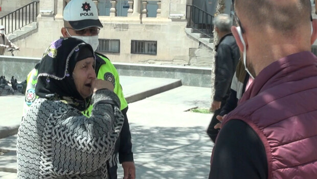 Sokağa çıkmaya hazırlanırken cüzdanı çalınan kadın ağladı