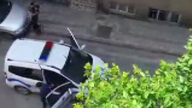 Sokakta polisi gören çocuk ağladı; polis vatandaşlara sitem etti