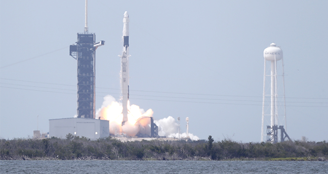 SpaceX, Crew Dragon uzay aracını başarılı bir şekilde fırlattı