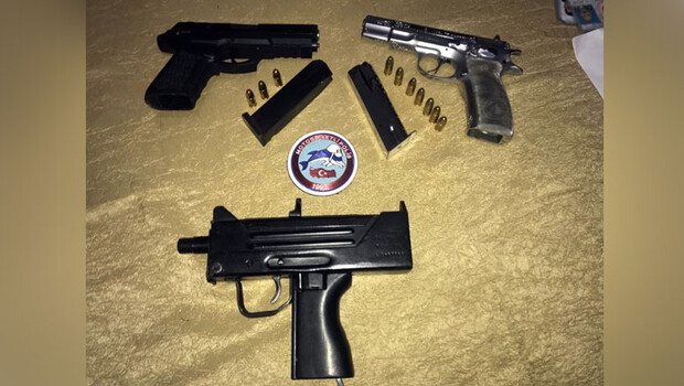 Suçüstü yakalanan kumarcılar ‘Uzi’yi saklayamadı